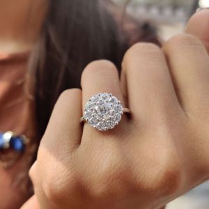 Anillo de Compromiso y Boda de Plata de Ley 925 con Diamante Cultivado en Laboratorio de Corte Europeo para Mujer - Product Image 5