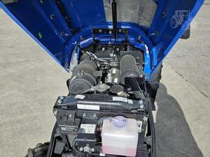 Tractor de un solo eje SOLIS S26 de 20 HP con caja de cambios y motor - Product Image 5