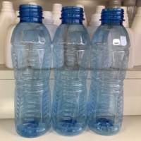 Botella de agua de plástico PET azul de 500ML al por mayor con tapa de filtro popular botella de diseño personalizado muestra gratis FÁBRICA DE Vietnam
