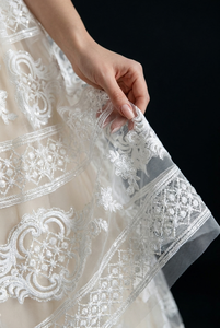 Tissu en dentelle brodée motif médaillon baroque tissé ivoire, motif enroulé, tulle perlé léger pour robe de mariée pour filles - Product Image 4