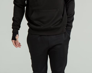 Sudadera con capucha de color negro para hombre con estilo de agujero de pulgar con logotipo personalizado - Product Image 4
