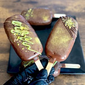 Barre de crème glacée au chocolat de Dubaï de la meilleure qualité avec lait et crème, pistache et enrobage de chocolat croustillant au prix d'usine - Product Image 3