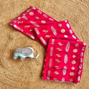 ผ้าซารีโดลาแบบย้อมสีได้ รุ่น VASTRA COTTAGE ดีไซน์หรูหรา พร้อมลายปักดิ้นทองทั่วผืน ขอบลูกไม้ และเสื้อคลุมเข้าชุด ชุดพื้นเมืองสุดคลาสสิก - Product Image 1