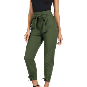 Pantalon élégant pour femme, conçu pour un confort flexible, avec des lignes équilibrées et un look moderne et raffiné. - Product Image 1