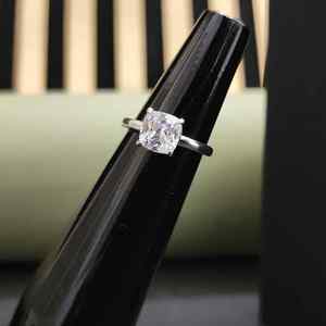 Belle bague de fiançailles unisexe en argent sterling 925 et acier inoxydable avec moissanite de laboratoire de coupe coussin, certifiée IGI, pour cadeau - Product Image 1