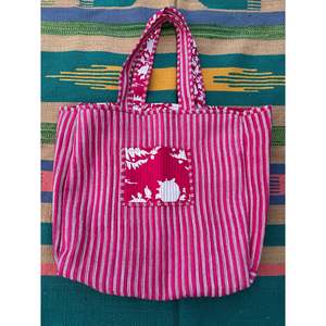 Bolsa de Mano Reversible Extra Grande Acolchada de Algodón, Color Rojo Vibrante y Blanco, Bolsa de Hombro para Fin de Semana, PVC Ecológico y Resistente para Compras - Product Image 4