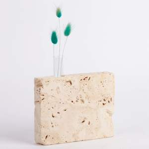 Exclusivo Florero de Mármol Travertino Hecho a Mano con Piedra Natural para un Atractivo Decorativo Atemporal - Product Image 1