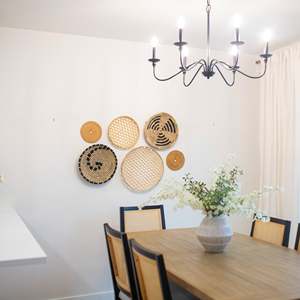 Ensemble de 6 paniers muraux en rotin, bambou et jonc de mer aux tons terreux en provenance du Vietnam avec des accents variés pour la décoration intérieure - Product Image 3