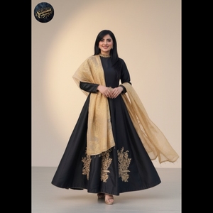 Colección Ssumaira, vestido Anarkali bordado de seda negra de alta calidad, vestido largo estilo Bollywood, trabajo de hilo dorado para fiestas - Product Image 6
