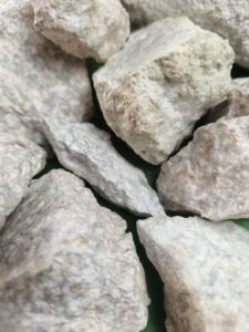 La pyrophyllite est utilisée dans les bardeaux de toiture en fibre de verre, améliorant la résistance au feu et améliorant la stabilité dimensionnelle globale. - Product Image 2