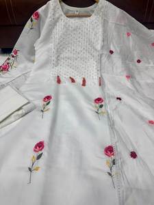 ชุดสัลวาร์คุรตีสีขาว น้ำหนักเบา งานปักสวยงาม ดีไซน์คอทรงโอ เหมาะสำหรับฤดูร้อน สวมใส่สบาย ราคาสมเหตุสมผล - Product Image 5