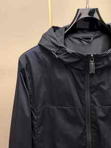 Veste PU de style de rue pour hommes de haute qualité taille XS avec fermeture à glissière en métal et décoration de bouton de poche teint uni et service OEM - Product Image 3