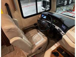 2017 Fleetwood BOUNDER 33C Class A RV d'occasion propre - Product Image 4