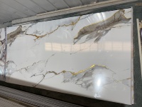 Panel de Revestimiento de Pared de PVC con Acabado Brillante, Diseño de Mármol con Vetas Doradas Beige Blanco MORLENX, para Decoración Moderna de Hogares y Hoteles