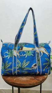 กระเป๋าผ้าฝ้ายลายเสือพิมพ์ลายอินเดียสีน้ำเงินแบบควิลท์ทรงดัฟเฟิล สะพายไหล่ สำหรับเดินทางช่วงสุดสัปดาห์ หรูหรา สปอร์ต ความจุขนาดใหญ่ ทนทาน - Product Image 5