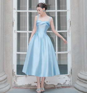 <span class=keywords><strong>Robe</strong></span> midi élégante en satin bleu ciel, coupe trapèze, longueur thé, avec bretelles perlées - Product Image 1