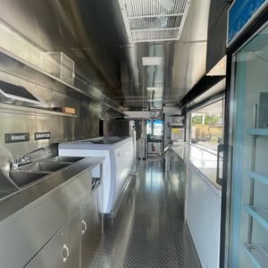 Le camion de crème glacée le plus cool, camion alimentaire motorisé en aluminium de 13 pieds avec machine à crème glacée molle, véhicule de service extérieur - Product Image 2