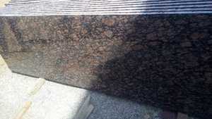 Petite dalle en granit brun baltique pour immeubles de bureaux modernes Design d'intérieur avec des tons riches et une surface polie - Product Image 3