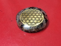 Pendentif en disque d'orgone fait main avec pierres précieuses mélangées et cordon - Haute qualité, prix raisonnable