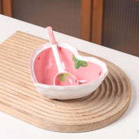 Hartvormige, aardbeien-geïnspireerde roze keramische porseleinen onderglazuur serviesgoedsets, BPA-vrij, magnetronbestendig, lekvrij en ovenbestendig.