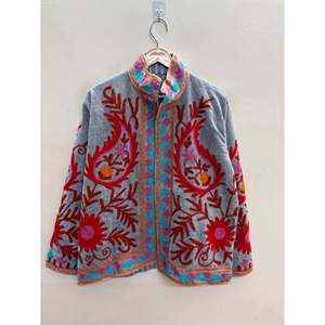 เสื้อแจ็คเก็ตบอมเบอร์กำมะหยี่ปักลายซูซานี แบบสองด้าน งานแฮนด์เมดจากไจปุร์ คอปกแมนดาริน สไตล์ฤดูใบไม้ร่วง สีเทาสเลท ไซส์ - Product Image 3