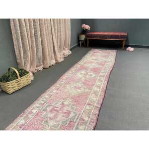Tapis turc Herki 2,6 x 12 pieds, tapis vintage à bordure rose en laine - Product Image 5