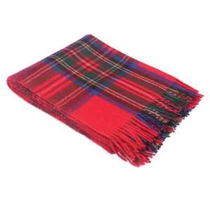 Manta de lana a cuadros Royal Stewart, ideal para el hogar, viajes y momentos acogedores - Product Image 5