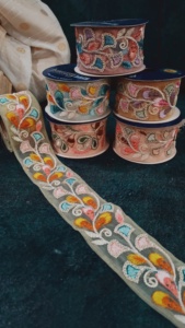 Elegante tela de encaje de red bordada para vestidos de novia, vestidos de noche, saris y prendas de fiesta disponibles para compra a granel - Product Image 2