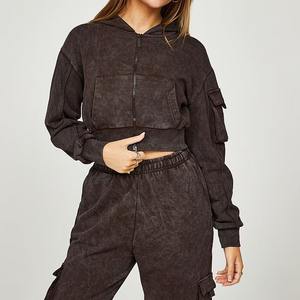 Ensemble survêtement streetwear personnalisé pour femme, style acid wash, avec fermeture éclair, appliqué, broderie vieillie et patchs, comprenant un sweat à capuche court et un pantalon de survêtement - Product Image 3