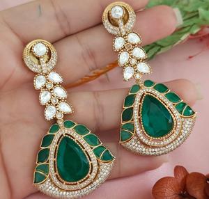 Impresionantes Pendientes de Latón Chapado en Oro de la Mejor Calidad con Piedras de Moissanita para Mujer, Ideales para Bodas y Fiestas - Product Image 2