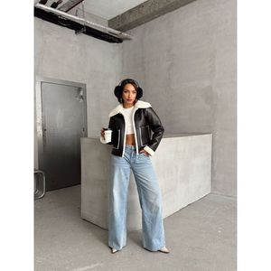 Chaqueta de Mujer TOPSHOW con Cierre, de Cuero Sintético Laminado - Prenda Exterior Elegante de Poliuretano y Poliéster en Color Negro para Venta al Por Mayor - Product Image 3