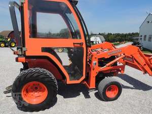 2005 Kubota B7510HSD Tractor usado - Product Image 3