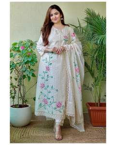 Dernières coupes et pompons en coton Chikankari détaillant de beaux motifs peints à la main et un pantalon Kurti brodé de paillettes avec Dupatta - Product Image 2