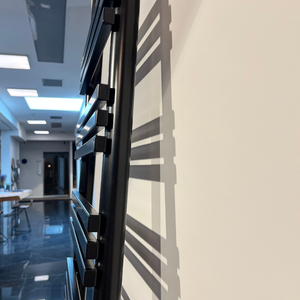 Radiador de toallas independiente de la marca italiana Premium, con peldaños planos en acero negro mate, moderno, para un calefacción eficiente - Product Image 4