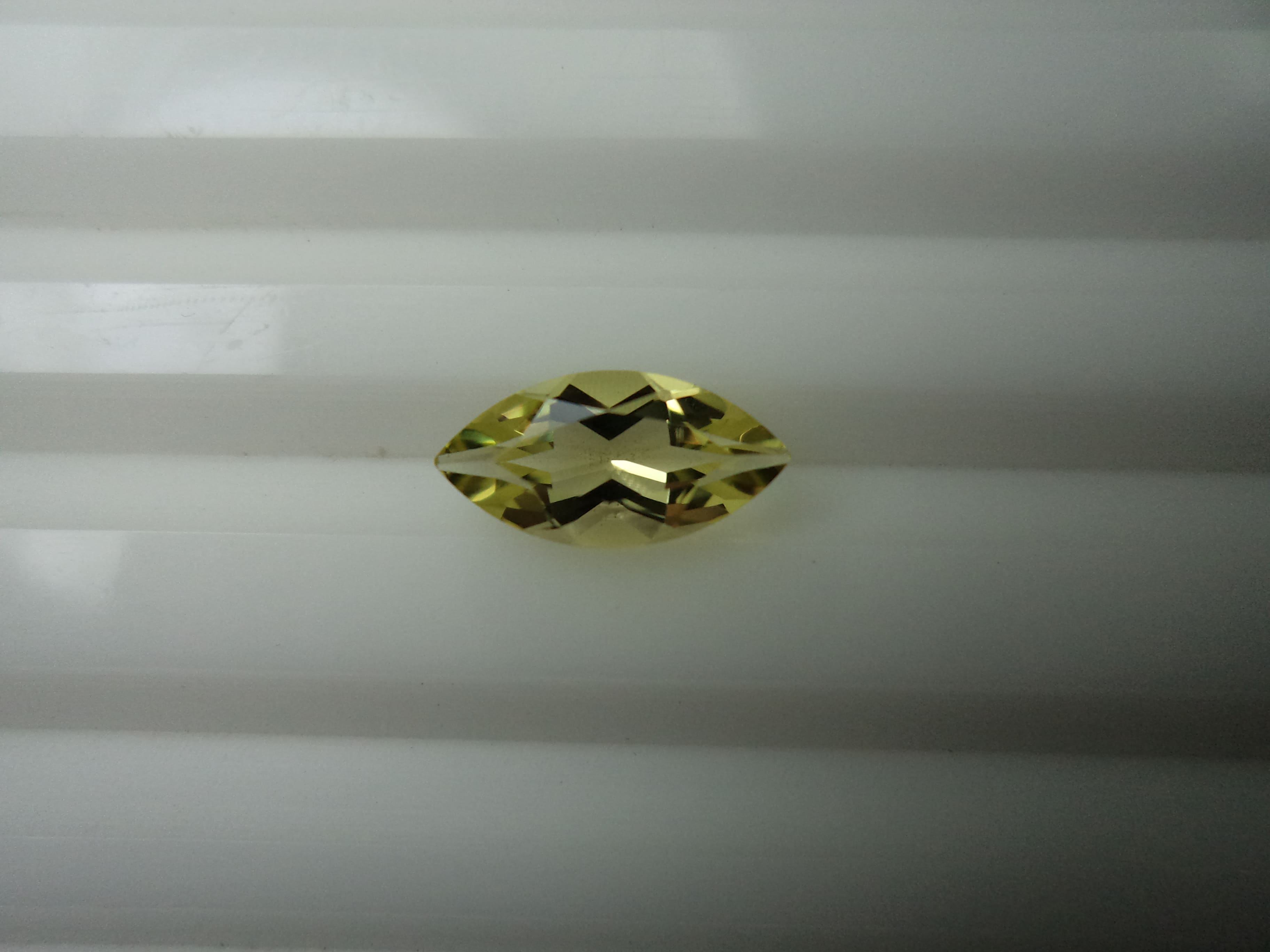 สีเหลือง