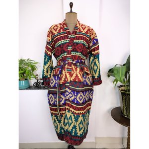 ชุดกิโมโน/เสื้อคลุมแบบยูนิเซ็กซ์ สีเบจแดง พร้อมลายพิมพ์ดอกไม้หรูหราแบบเมืองและลายเรขาคณิตเพชร ผลิตจากผ้าขนสัตว์ผสมขนจามรี - Product Image 2