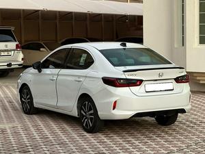 Honda Accord 1.4L V4 2022 occasion SUV Conduite à gauche Boîte de vitesses automatique Sièges en cuir Intérieur foncé comparable à BMW Nissan - Product Image 2