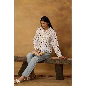 เสื้อผู้หญิงลายจุดสีขาวคลาสสิก พิมพ์ลายด้วยมือบนผ้ามัลมัล ทรงเข้ารูป คอผูกโบว์ ติดกระดุม ยาว 26 นิ้ว สไตล์วินเทจ สำหรับฤดูใบไม้ร่วงและฤดูใบไม้ผลิ - Product Image 1