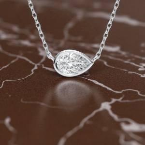 Conjunto de lujo minimalista moderno de 1,00 quilates de diamante de corte princesa para mujer, colgante solitario con bisel, hecho en de Ley 925 - Product Image 5