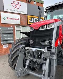 Tracteur agricole MF 7s.210 Tier 3 125 CV 4x4 avec transmission Dyna-4 disponible à la vente - Product Image 5