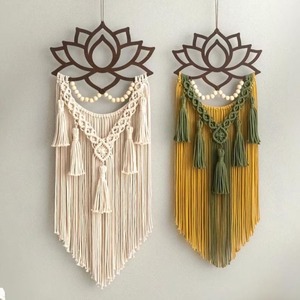 Suspension murale en macramé de lotus, décoration murale pour la maison, événements, couloir, affichage et option de cadeau élégant, fabriqué à la main en Inde - Product Image 1