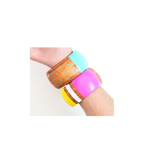 Excelentes brazaletes de madera Calidad impresionante Suministro a granel Hecho a mano Alto pulido Brazaletes de madera Premium Fiestas Uso de boda - Product Image 1