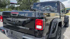 Jeep Gladiator Sport 4x4 d'occasion 2024, conduite à gauche, sièges en cuir, caméra de recul, écran tactile, phares au xénon, bon état - Product Image 4