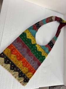 Sac à bandoulière artisanal bohème en patchwork brodé, forme oreiller, motif floral ethnique, en coton vintage, style Kantha, deux ouvertures - Product Image 2