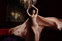 ENZO&LEO ROSE EMPRESS DRESS Gaun Panjang Lurus Berbahan Lace dengan Hiasan Rhinestone dan Pola Bunga, Ilusi Elegan Mewah Koleksi Baru Akhir Tahun