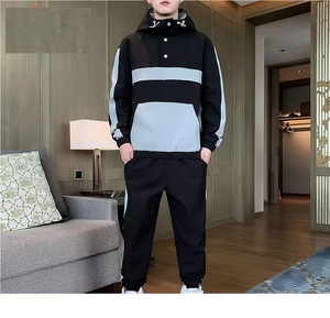 Chándal de nailon personalizado para hombre, chándal de entrenamiento con cremallera y logotipo personalizado, conjunto de chándal cortavientos de 2 piezas para hombre - Product Image 2