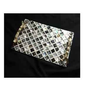 Plateau contemporain en résine avec accents nacre et poignée en métal doré, à un seul niveau, élégant, pour la cuisine, facile à nettoyer, idéal pour servir les aliments - Product Image 2