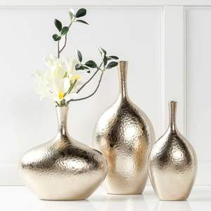 Vase à fleurs en aluminium avec finition plaquée or pour l'exposition de fleurs fraîches dans une maison de style antique - Product Image 6