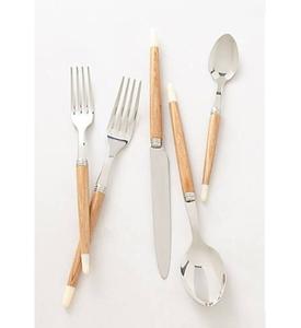 Artístico juego de cubiertos de acero inoxidable con mango de madera elaborado con grabados detallados adecuados para celebraciones bodas - Product Image 1