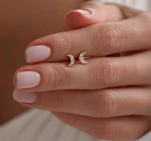 Pendientes Minimalistas de Plata de Ley 925 con Baño de Oro de 14K, Diseño de Luna con Circonitas, Joyería para Uso Diario, Regalo - Product Image 1